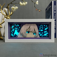 Boite lumineuse Kokomi Genshin Impact en cadre blanc, éclairage bleu sarcelle sur le portrait du personnage et motifs
