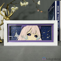 Boite lumineuse Kokomi Genshin Impact cadre blanc, portrait en papier découpé fond violet avec poissons lumineux décoratifs