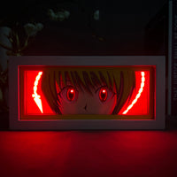 Boite lumineuse Kurapika en mode yeux de l'écarlate, éclairage rouge intense en ambiance sombre sur fond sombre lumineux