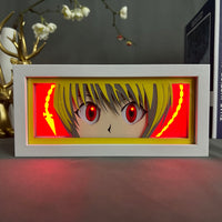 Boite lumineuse Kurapika rétroéclairage rouge, yeux cramoisis lumineux et griffes chaînes sur fond écarlate décoration anime