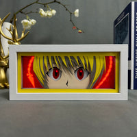 Boite lumineuse Kurapika cadre blanc, yeux rouges et griffes chaînes illuminées en rouge sur fond jaune flamboyant