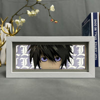 Boite lumineuse L Lawliet Death Note cadre gris, fond violet clair éclairé avec lettres L, posée sur bureau décoration