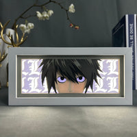 Boite lumineuse L Lawliet Death Note allumée violet clair, regard intense avec lettres L illuminées, décoration anime