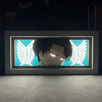 Boite lumineuse Livaï Ackerman illuminée bleu intense dans l'obscurité, ailes de liberté Attack on Titan lumineuses
