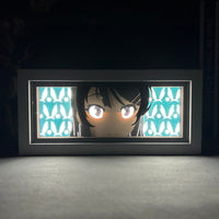 Boite lumineuse Mai Sakurajima cadre noir allumé en mode sombre, yeux expressifs illuminés sur fond turquoise lapin