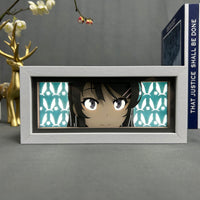 Boite lumineuse Mai Sakurajima cadre gris clair allumée, visage anime avec motifs lapins turquoise, décoration bureau
