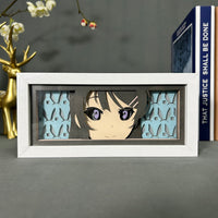 Boite lumineuse Mai Sakurajima en mode éteint, cadre blanc avec motifs lapins bleu clair, décoration chambre anime