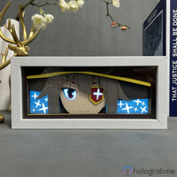 Boite lumineuse Megumin Konosuba en cadre blanc, éclairage bleu sur le chapeau et les étoiles de la magicienne Konosuba