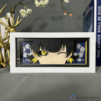 Boite lumineuse Meguru Bachira Blue Lock éteinte, cadre blanc fond sombre, yeux jaunes félins et ornements dorés visibles
