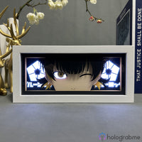 Boite lumineuse Meguru Bachira Blue Lock lumière blanche allumée, visage anime déterminé avec logos football illuminés