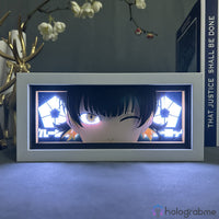 Boite lumineuse Meguru Bachira Blue Lock allumée blanc, regard félin expressif et logos Blue Lock illuminés en blanc vif