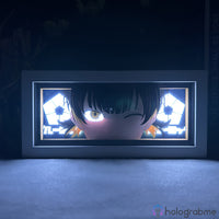 Boite lumineuse Meguru Bachira Blue Lock mode sombre, yeux jaunes lumineux et motifs Blue Lock illuminés sur fond obscur