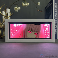 Boite lumineuse Mori Calliope Hololive allumée rose fuchsia, regard intense et étoiles illuminées sur fond rose vif