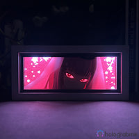 Boite lumineuse Mori Calliope Hololive mode sombre lumière rose, yeux rouges lumineux et étoiles découpées illuminées