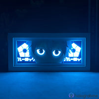 Boite lumineuse Nagi Seishiro Blue Lock mode sombre, lumière bleue intense et motifs foot illuminés sur fond obscur