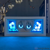 Boite lumineuse Nagi Seishiro Blue Lock allumée bleu vif, yeux lumineux bleus et logos Blue Lock illuminés en bleu électrique