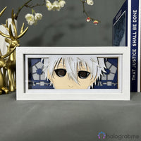 Boite lumineuse Nagi Seishiro Blue Lock éteinte, cadre blanc, cheveux blancs et logos Blue Lock sur fond bleu nuit