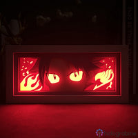 Boite lumineuse Natsu Fairy Tail allumée rouge vif, yeux flamboyants et logo Fairy Tail illuminé rouge en mode sombre
