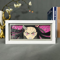 Boite lumineuse Nezuko cadre blanc portrait démon yeux roses fond gris, posée sur bureau décoration manga