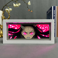 Boite lumineuse Nezuko cadre blanc LED rose portrait démon yeux rouges fond sombre, posée sur bureau