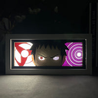 Boite lumineuse Obito illuminée en rouge et violet, regard intense avec sharingan et rinnegan en décoration gaming