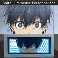 Boite lumineuse personnalisée avec portrait anime en papier découpé, comparaison dessin et résultat final éclairé en bleu
