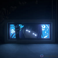 Boite lumineuse Raiden Shogun Genshin rétroéclairée bleu nuit, regard intense du personnage avec ornements de nuages lumineux
