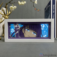 Boite lumineuse Raiden Shogun Genshin cadre blanc avec fond violet, yeux bleus perçants et motifs japonais décoratifs
