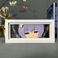 Boite lumineuse Rei Ayanami Evangelion, cheveux violets et yeux rouges sur fond sombre avec inscriptions Evangelion