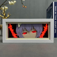 Boite lumineuse Rei Ayanami aux cheveux violets et yeux rouges avec motif Evangelion, cadre blanc posé sur bureau