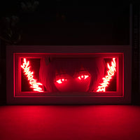 Boite lumineuse Rei Ayanami illuminée en rouge intense avec logo Evangelion, posée sur bureau en décoration anime