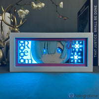 Boite lumineuse Rem Re:Zero allumée bleu vif, visage kawaii avec cheveux bleus et motifs floraux illuminés en cyan