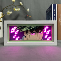 Boite lumineuse Rohan Kishibe allumée en rose, cheveux verts et regard déterminé, idéogrammes découpés encadrant la scène