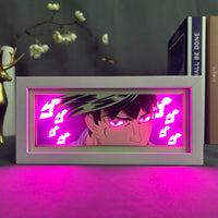 Boite lumineuse Rohan Kishibe allumée en rose magenta, visage intense encadré de kanji lumineux découpés en papier