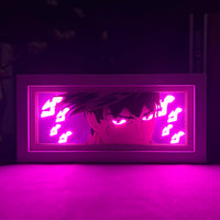 Boite lumineuse Rohan Kishibe JoJo illuminée rose fuchsia dans l'obscurité, kanji lumineux sur fond rose intense