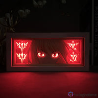 Boite lumineuse Saber Fate Stay Night rétroéclairée en rouge intense, portrait papier découpé posé sur une surface rouge