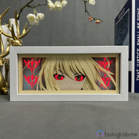 Boite lumineuse Saber Fate Stay Night en cadre blanc, éclairage rouge sur les yeux et motifs héraldiques du personnage