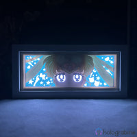 Boite lumineuse Sailor Moon rétroéclairée en bleu intense, visage en papier découpé avec lune et étoiles, ambiance chambre