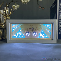 Boite lumineuse Sailor Moon illuminée en bleu et blanc, gros plan sur les yeux du personnage avec étoiles décoratives