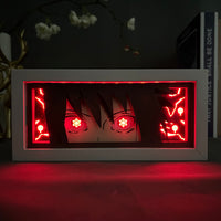 Boite lumineuse Sasuke Naruto illuminée en rouge sang, sharingan flamboyant ambiance chambre manga sombre