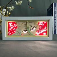 Boite lumineuse Senku éclairée rouge, équations E=MC² et symboles scientifiques lumineux autour du visage décoration manga