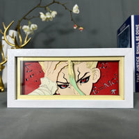 Boite lumineuse Senku Dr Stone, regard intense aux yeux rouges et mèche verte sur fond rouge avec formules scientifiques