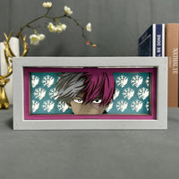 Boite lumineuse Shoto Todoroki My Hero Academia fond rose et bleu, regard acéré avec motifs flocons de glace