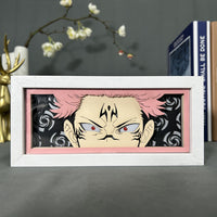 Boite lumineuse Sukuna Jujutsu Kaisen, tatouages faciaux et cheveux roses sur fond noir avec motifs tourbillons sombres