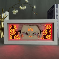 Boite lumineuse Sukuna éclairée rouge orangé, tatouages maléfiques et yeux rouges lumineux sur fond tourbillons flamboyants