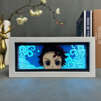 Boite lumineuse Tanjiro Kamado allumée bleu turquoise, version chibi avec grandes vagues Kimetsu no Yaiba découpées
