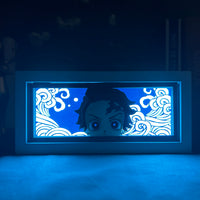 Boite lumineuse Tanjiro Demon Slayer illuminée bleu intense dans l'obscurité, vagues et motifs japonais luminescents