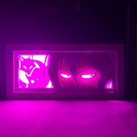 Boite lumineuse Tomoe rétroéclairage violet intense en ambiance sombre, renard kitsune et regard ensorceleur lumineux