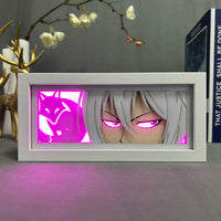 Boite lumineuse Tomoe éclairée rose fuchsia, renard lumineux et yeux roses intenses sur fond magenta décoration manga