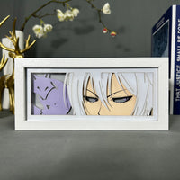 Boite lumineuse Tomoe Kamisama Kiss, regard froid et cheveux blancs avec silhouette renard violet sur fond pastel clair